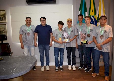 Prefeito de Vicentina recebe medalhistas dos Jogos Escolares da Juventude de MS - 12 a 14 anos individuais