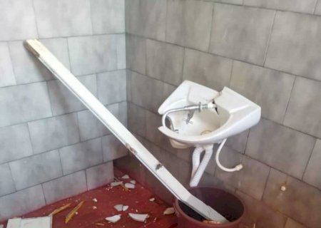 VANDALISMO: Banheiro de praça é totalmente destruído em Vicentina