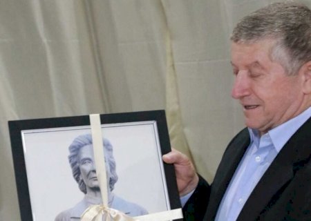 Bernadete eterna: Prefeito se emociona ao receber foto de busto da mãe que dá nome à escola em Jateí