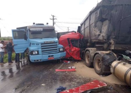 Acidente entre carretas deixa motorista ferido e congestionamento entre Nova Andradina e Batayporã