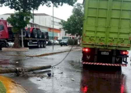 Carreta derruba poste, deixa bairro sem energia e motorista &eacute; autuado em Ponta Porã