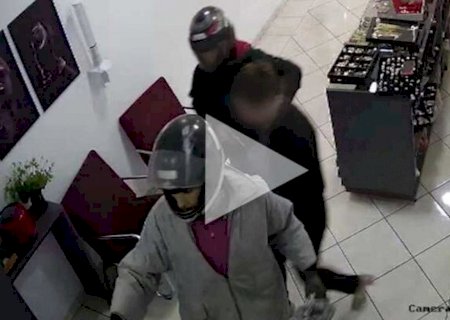 Dupla armada invade joalheria de Fátima do Sul e leva mais de R$ 100 mil em produtos; assista ao vídeo
