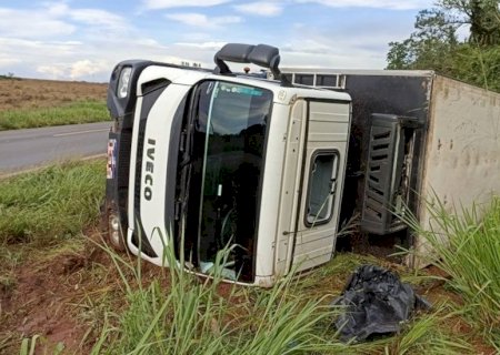 Motorista tenta evitar colisão com carreta e tomba caminhão na MS-276, em Batayporã