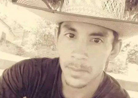 Jovem morre ao bater moto de frente com caminhão com porcos em Jateí