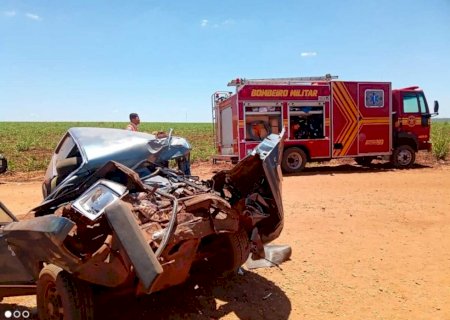 Homem morre após acidente entre carro e carreta de usina em Ivinhema