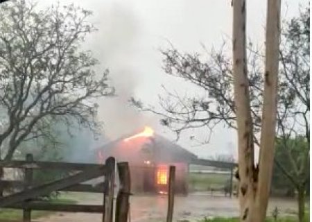 Em Nova Alvorada, raio cai sobre resid&ecirc;ncia, fogo fere morador e consume im&oacute;vel no assentamento Bebedouro