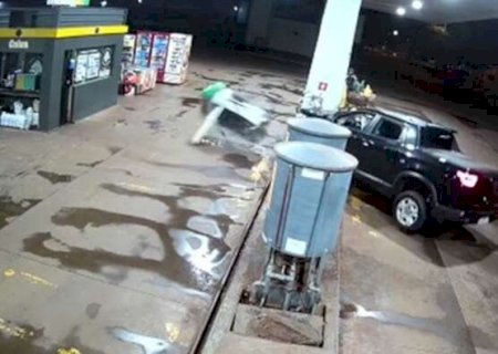 Mulher perde controle de caminhonete e arranca bomba de combust&iacute;vel em MS