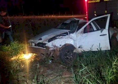 Picape sai da pista, capota e motorista fica ferido entre Nova Andradina e Taquarussu