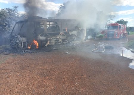 Incêndio destrói ônibus em Fátima do Sul