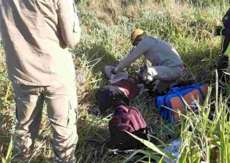 Mulher é encontrada em mata após pneus estourar e causar acidente em Taquarussu