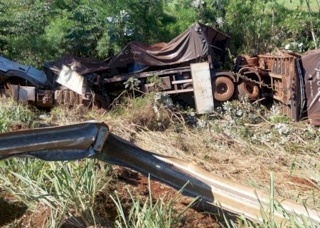 Carreta fica destruída em acidente entre Fátima do Sul e Dourados
