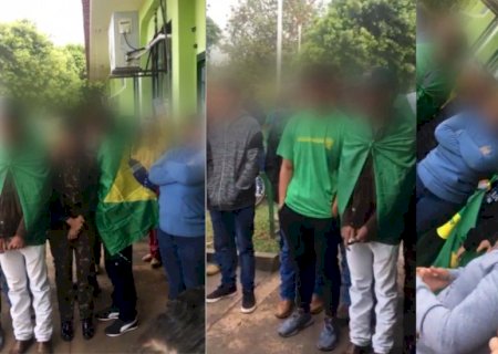 Pais bolsonaristas ocupam escola com medo de filhos \'usarem bonés do MST\' em Nioaque