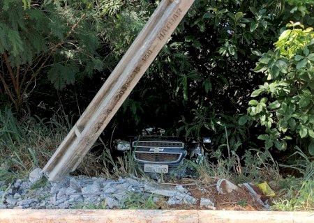 Morador em Jateí perde  controle de S-10, derruba poste e cai em barranco em Fátima do Sul