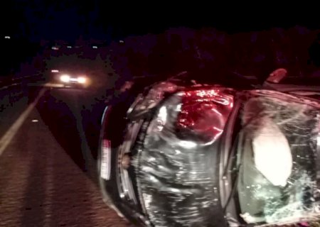 Corolla fica destruído e motorista sai ileso de capotamento entre Vicentina e Fátima do Sul na BR-376