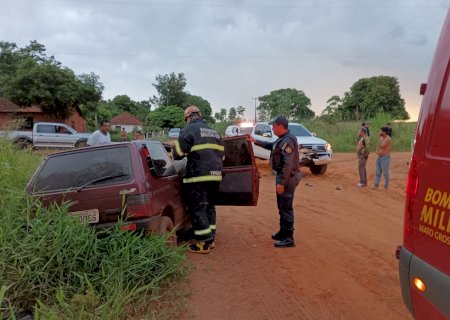 Jovem fica ferido em colisão entre Hilux e Uno no Travessão da Onça, em Vicentina