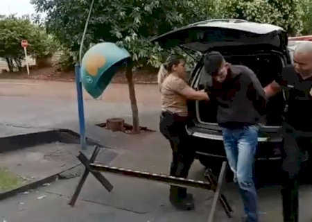 Polícia prende em kitinet acusado de homicídio e tentativa de feminicídio em Culturama