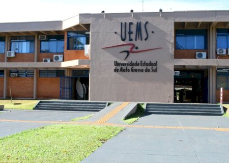 UEMS abre seleção de professor temporário em duas cidades; salários podem chegar a R$ 9,7 mil