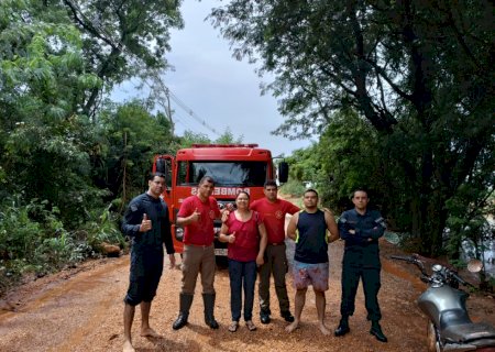 VÍDEO: Policiais e bombeiros salvam mulher que estava em carro e era arrastada pela correnteza em Vicentina