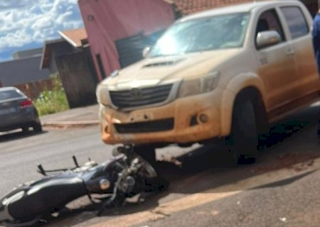 Jovem fica ferido em acidente entre moto e caminhonete em Vicentina