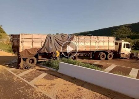 Carreta "enrosca" em canteiro central e quase cai em penhasco na BR-060 em Nioaque