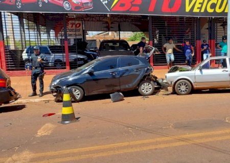 Idoso fica gravemente ferido ao colidir Gol em dois veículos em Vicentina
