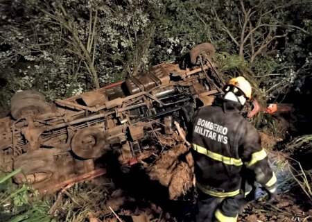 Moradores em Fátima do Sul ficam feridos após caminhão que transportava trator sair da pista e cair em ribanceira entre Nova Andradina e Ivinhema