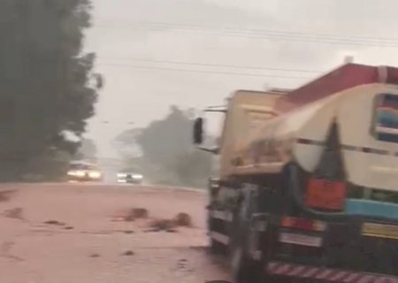 VÍDEO: Chuva forte causa alagamentos e interdita dois trechos na MS-147, entre Vicentina e Culturama