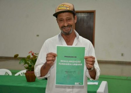 Famílias recebem registros de propriedade de graça em Fátima do Sul