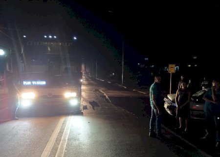 AGORA: grave acidente entre ônibus e Gol em Vicentina; Veja vídeo e fotos
