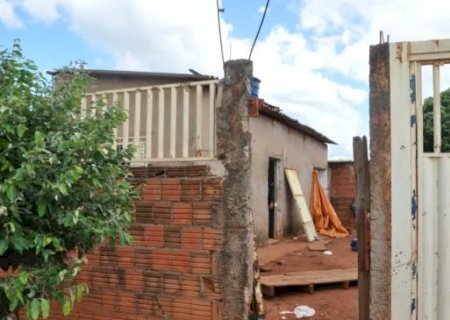 Homem &eacute; encontrado morto com marcas de pauladas e tijoladas em Chapadão do Sul
