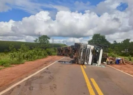 Tombamento de carreta com toras de eucalipto interdita a BR-262 em Água Clara