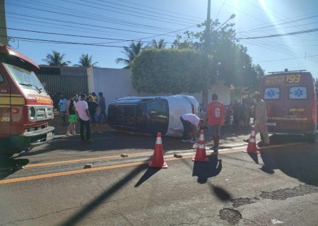 Grave acidente deixa veículo tombado na Av. 9 de Julho, em Fátima do Sul