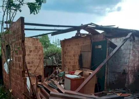 Temporal destr&oacute;i casas e derruba &aacute;rvores no distrito de Quebra Coco, em Sidrolândia