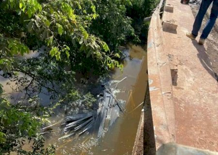 Motorista perde controle da direção e semirreboque de carreta cai em rio na BR-262, em Anastácio