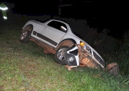 Motorista perde controle da direção e Saveiro cai dentro de valeta em Chapadão do Sul