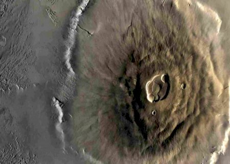 Vulcão gigante com mais de 9 mil metros de altura é descoberto em Marte