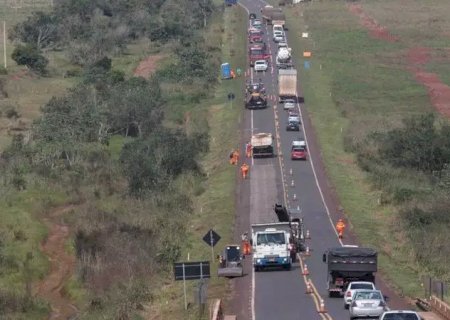 Motociclista morre ao colidir com trator que realizava serviço na BR-163, em Mundo Novo