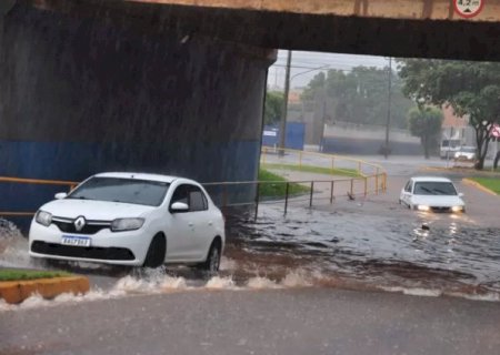 Com vento de 55 km/h, temporal derruba &aacute;rvores e alaga viaduto em Chapadão do Sul