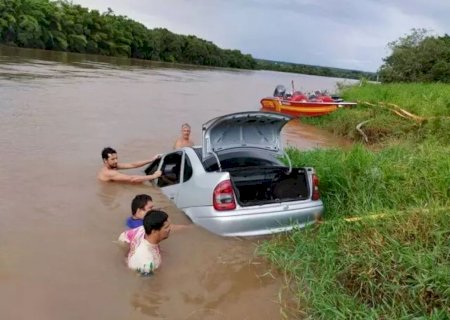 Perdido na cidade, motorista cai com carro em rio em MS