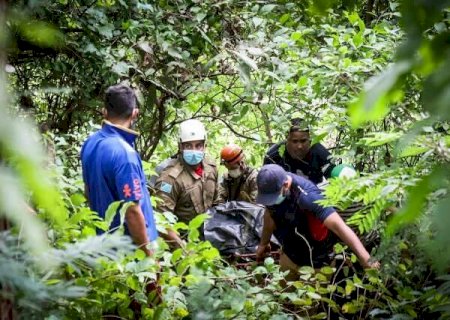 Após 14h, corpo de segurança achado em Cachoeira do Ceuzinho é resgatado