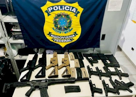Com filho de quatro anos, mulher é presa em MS transportando 4 fuzis, 10 pistolas, espingarda e vários carregadores de munição para o Rio de Janeiro