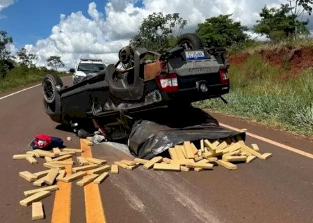 Lem Caarapó, traficante capota pick-up e espalha mais de 700 kg de maconha em rodovia>