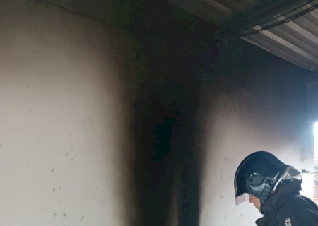 Bombeiros controlam princípio de incêndio em casa em Fátima do Sul