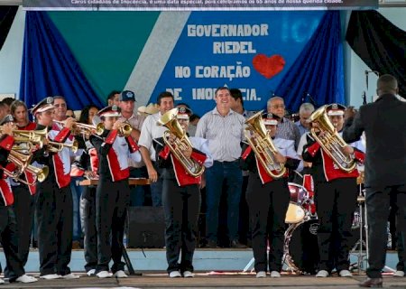 Em festa cívica de Inocência, Governo entrega escola reformada, pavimentação e recursos para  a construção do aeródromo