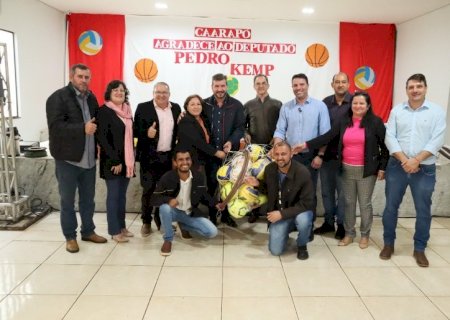 Em Caarapó, 9 mil alunos são beneficiados com kits esportivos entregues pela prefeitura