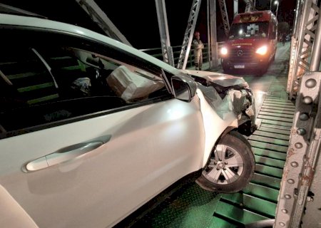 Mulher perde controle de veículo e bate em estrutura da ponte histórica de Aquidauana