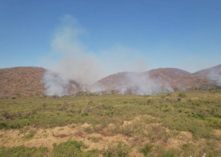 Bombeiros atuam há quatro dias para conter incêndio iniciado por caminhão e monitora foco na Bolívia