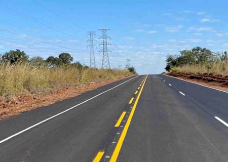 Caminhão carregado de combustível tomba na BR-060 em Sidrolândia; via é interdita por risco de explosão