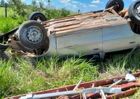 Carro com irmãos capota e um deles morre na MS-166, em Ponta Porã