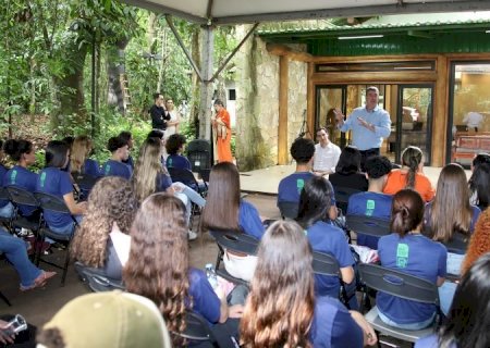 Para encerrar projeto sobre educação política, governador recebe alunos de escola estadual de Paranhos>